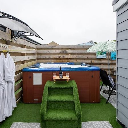 Adorable Private Couples Retreat With Hot Tub Apartment Llanfechell Bagian luar foto