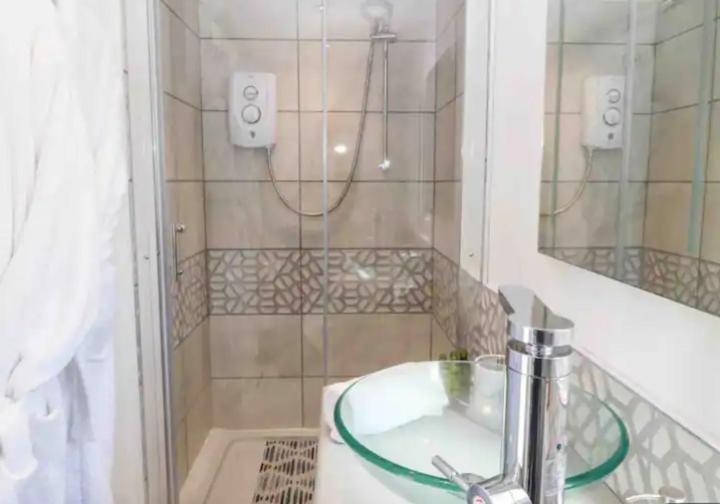Adorable Private Couples Retreat With Hot Tub Apartment Llanfechell Bagian luar foto