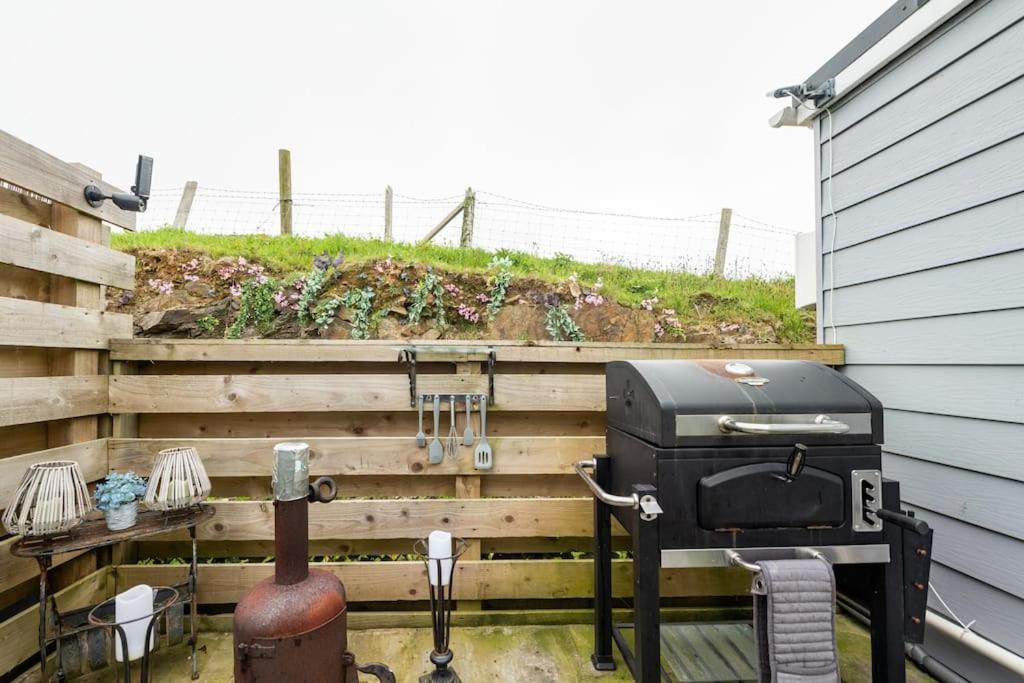 Adorable Private Couples Retreat With Hot Tub Apartment Llanfechell Bagian luar foto