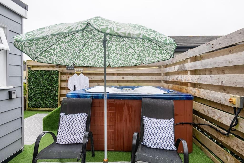 Adorable Private Couples Retreat With Hot Tub Apartment Llanfechell Bagian luar foto
