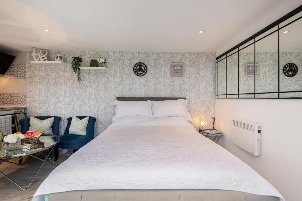 Adorable Private Couples Retreat With Hot Tub Apartment Llanfechell Bagian luar foto