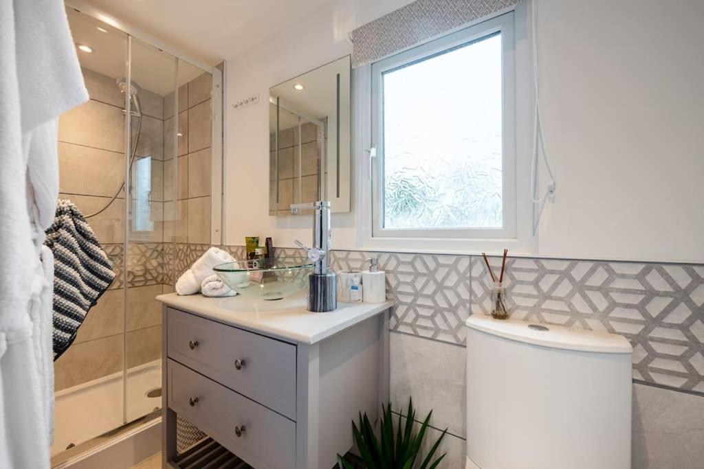 Adorable Private Couples Retreat With Hot Tub Apartment Llanfechell Bagian luar foto