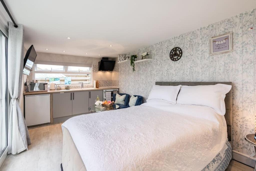 Adorable Private Couples Retreat With Hot Tub Apartment Llanfechell Bagian luar foto