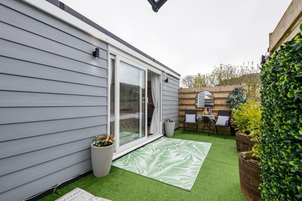 Adorable Private Couples Retreat With Hot Tub Apartment Llanfechell Bagian luar foto